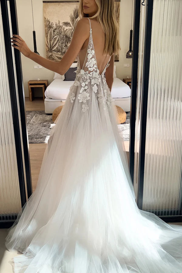 Abito da sposa bohémien con scollo a V e applicazioni in pizzo
